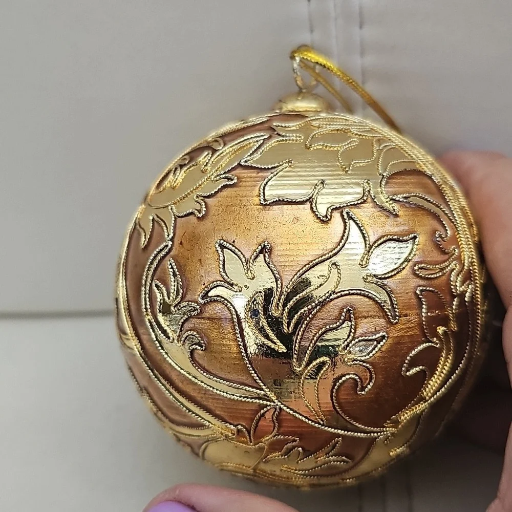 Unbranded festive gold
